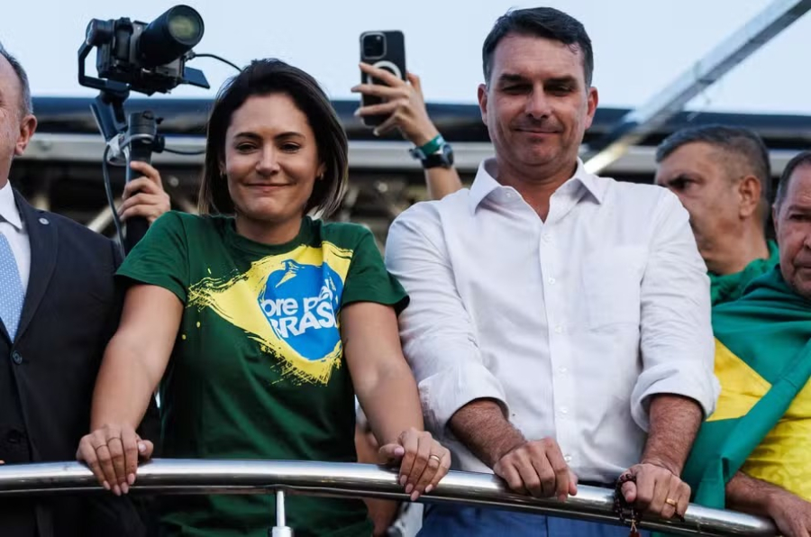 Flávio Bolsonaro pede desculpas a Michelle e nega desrespeito.