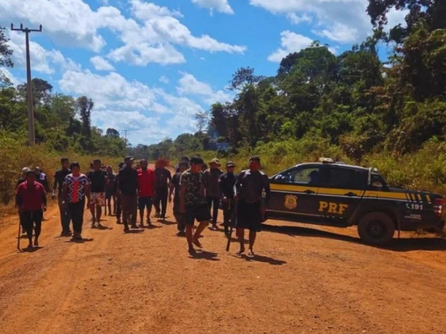 Indígenas liberam temporariamente BR-422 após reunião com prefeito de Tucuruí, mas impasse continua.