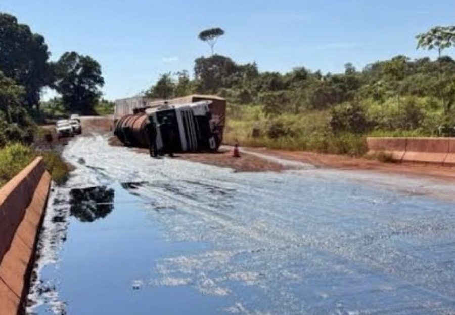 Caminhão tomba na BR-163, derrama óleo queimado e provoca risco ambiental em Rurópolis.
