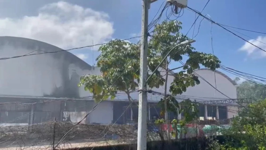 Incêndio de grandes proporções destrói galpões e mobiliza bombeiros.
