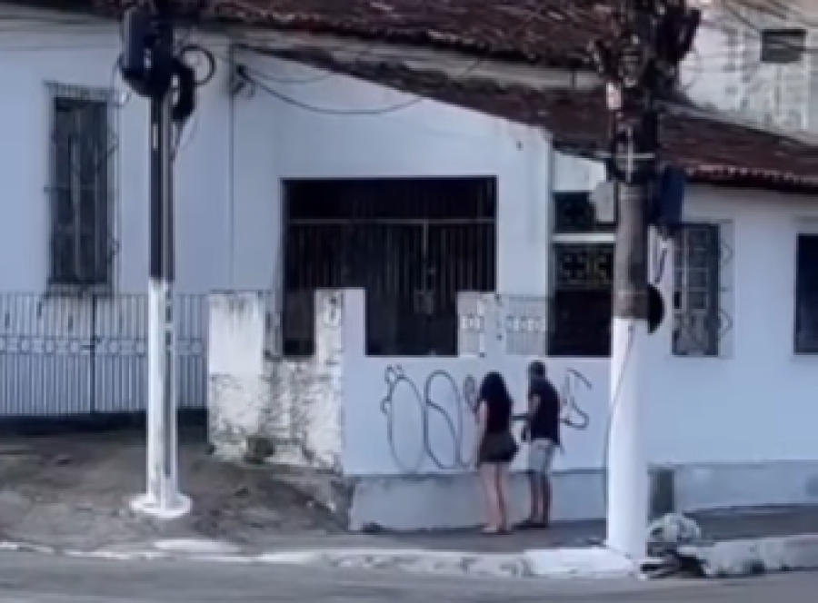 Jovem e homem são flagrados pichando muro de residência no bairro do Marco, em Belém.
