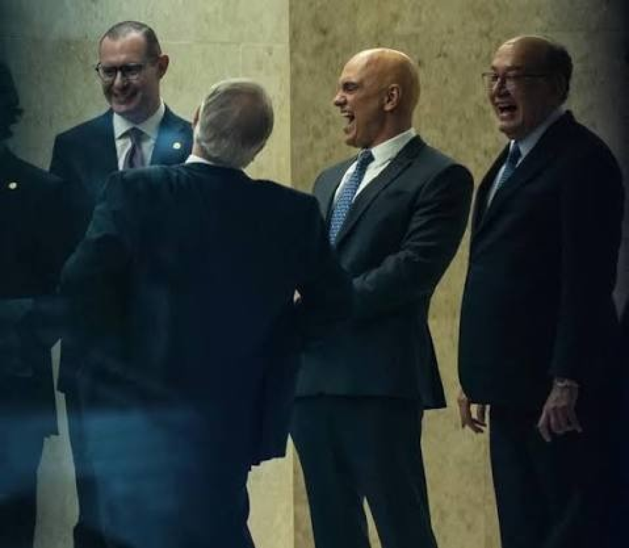 Foto de ministros do STF sorrindo repercute em meio à crise do caso Master.