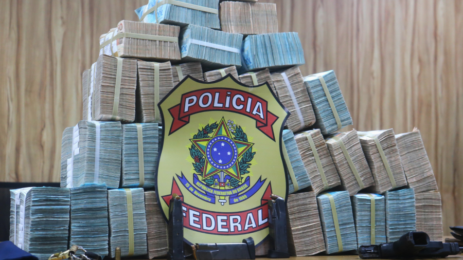 PF apreende R$ 2,5 milhões em espécie em Belém e prende duas pessoas.