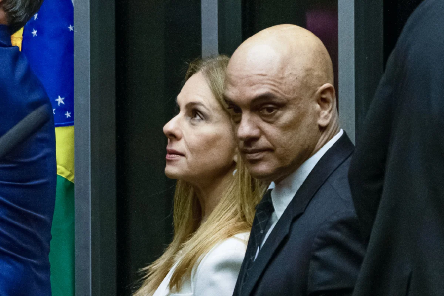 Moraes se declara impedido em processo que envolve visitas de Viviane Barci ao Senado.